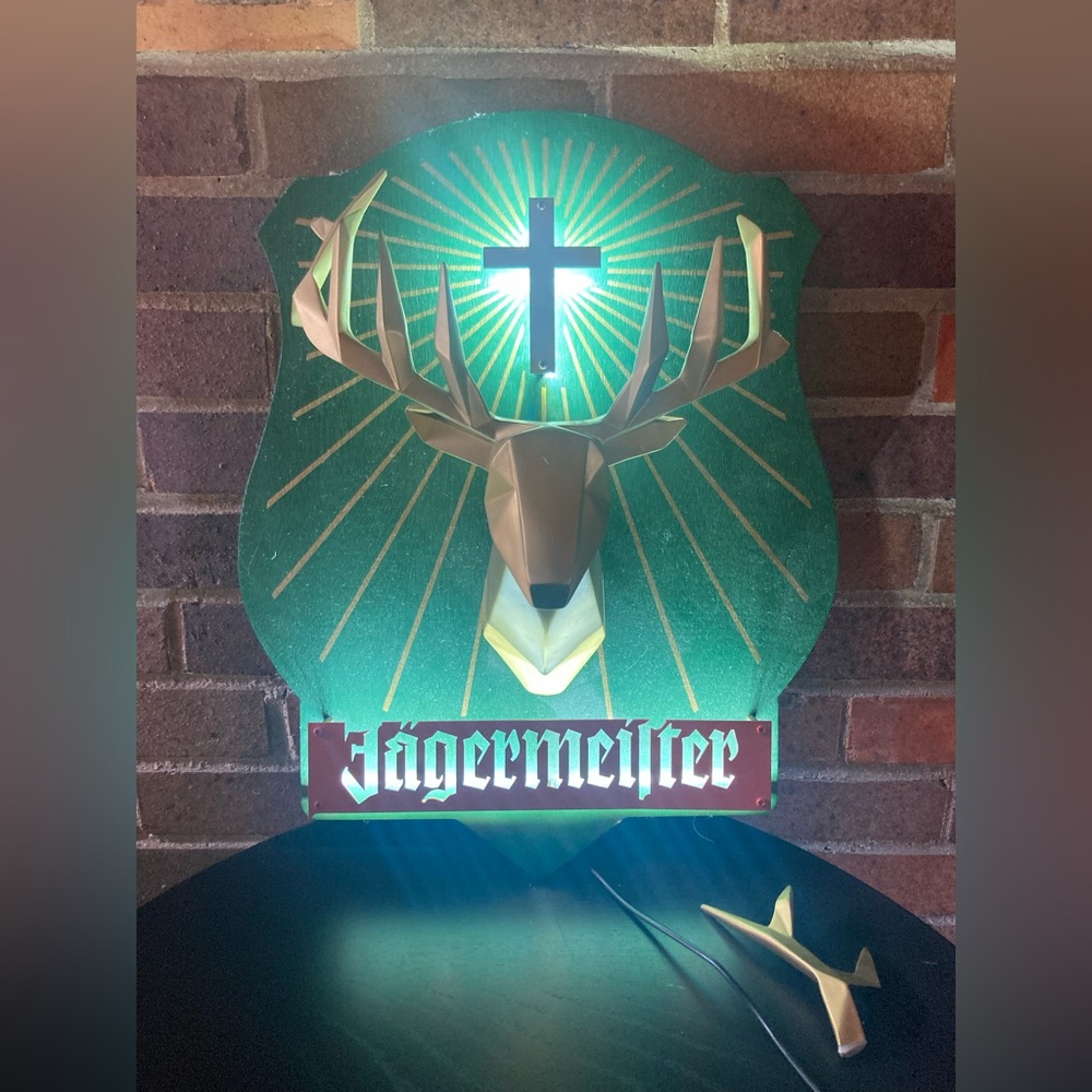 Jagermeister sign! It’s lit! W/ on & off switch & long cord. Only needs superglu